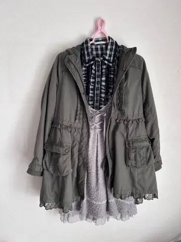 후드 부착 올리브 그린 롱 코트 & 셔츠 & 원피스 토탈 코디