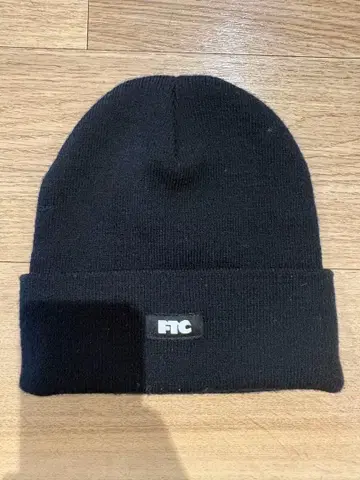 로고 포함 블랙 니트 모자