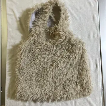 인조 모피 소재 베이지 토트 백