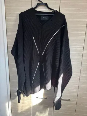 [ 구하기 어려움 ] 그랑시 지퍼 디자인 비대칭 니트