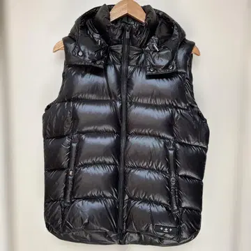 새상품급 TATRAS 블랙 다운 베스트 후드 부착