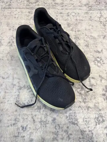 On cloudmonster 쿠션성 있는 블랙 스니커즈