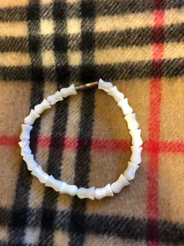 화이트 뼈 모양 비즈 팔찌