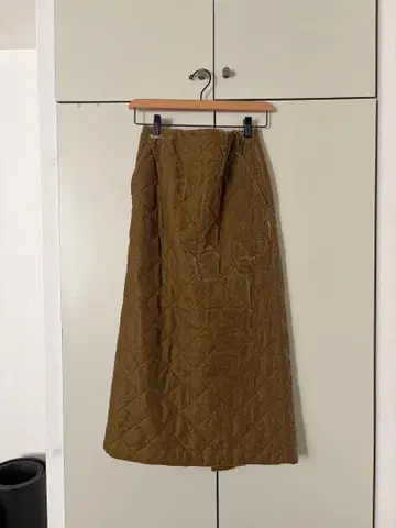 SACRA 퀼팅 롱 스커트 올리브 그린