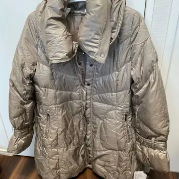 베이지 후드 부착 다운 자켓