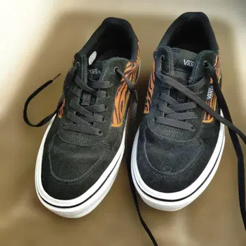 VANS 블랙/레오파드 무늬 스니커즈 25.5