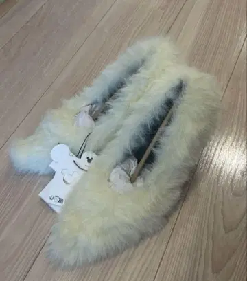 ZARA x Disney 퍼 하이힐 아이보리