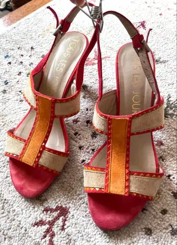 TOUS LES JOURS 스트랩 샌들