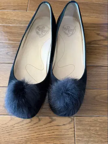 unReef 퍼 달린 블랙 플랫슈즈