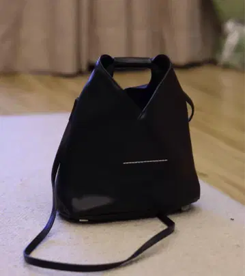 유니크한 블랙 숄더백