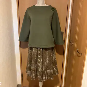 올리브 그린 티셔츠 & 시빌라 스커트 셋업