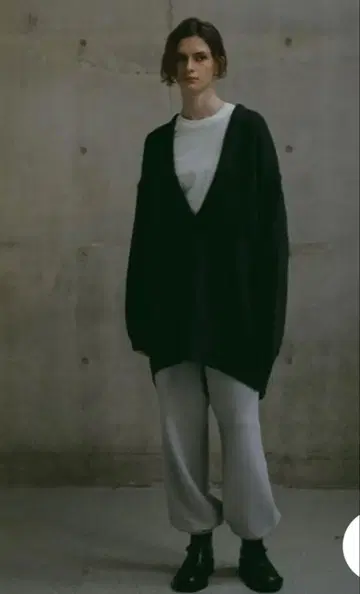 ETRE TOKYO 플런징 오버 사이즈 니트 풀오버