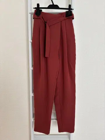 허리 리본 포함 크림슨 테이퍼드 팬츠 랩 스타일 디자인