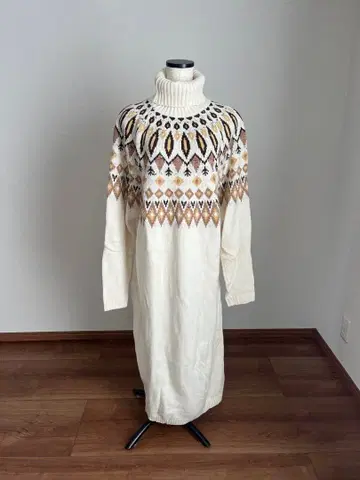 아이보리 노르딕 무늬 롱 니트 원피스