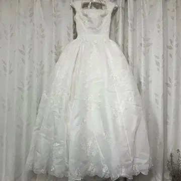 자수 들어간 화이트 A라인 웨딩 드레스 와타베 웨딩