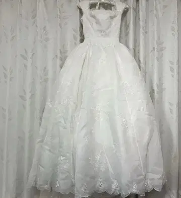 자수 들어간 화이트 A라인 웨딩 드레스 와타베 웨딩