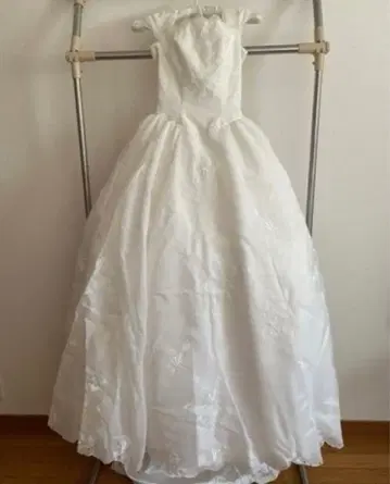 자수 들어간 화이트 A라인 웨딩 드레스 와타베 웨딩