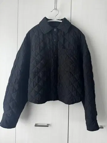 미라 오웬 퀼팅 숏 기장 셔츠 아우터