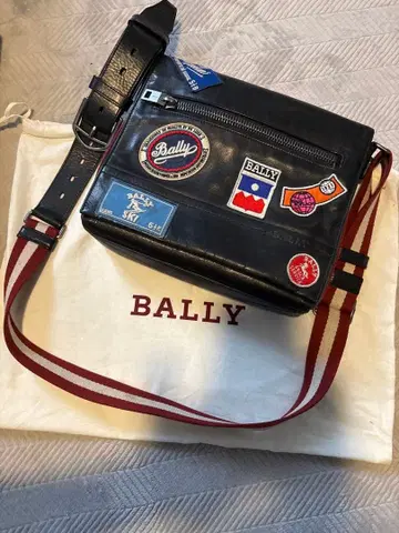 BALLY 패치 가죽 숄더백 (수납 가방 포함)