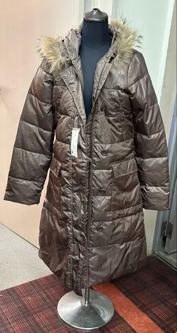 as know as 퍼 달린 롱 다운 브라운