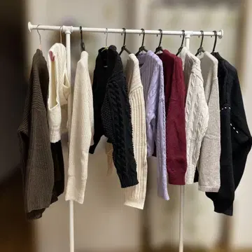 화이트 후드 부착 V넥 니트