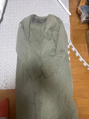 올리브 그린 롱 코트 퀼팅