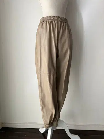 플라주 에코 가죽 베이지 조그 팬츠