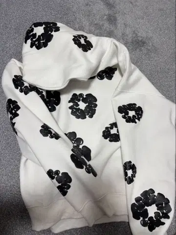 화이트 블랙 꽃무늬 후드티