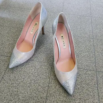 새상품급 DIANA 포인티드토 펌프스 글리터 23cm 실버