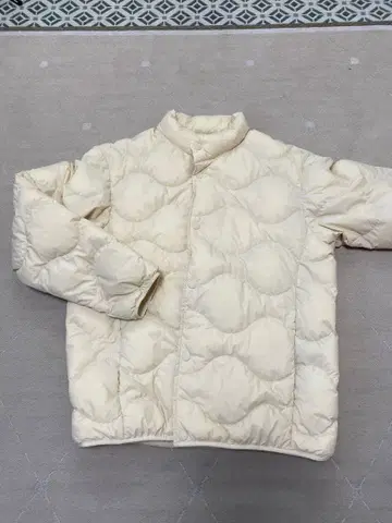 유니클로 울트라 라이트 다운 웨이브 퀼트 자켓 M 남녀 공용