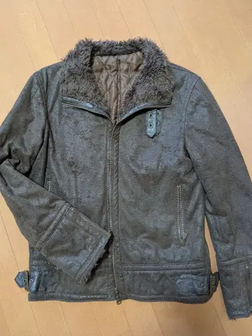 토네이도 마트 퍼 달린 다크 브라운 자켓