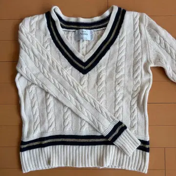 Noble 아이보리 V넥 스웨터