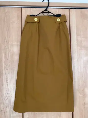 머스타드 스커트 골드 버튼