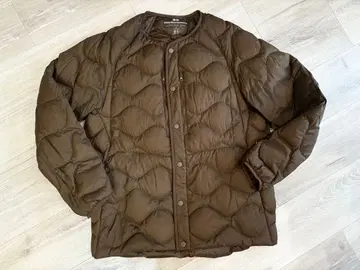 유니클로 화이트 마운티니어링 울트라 라이트 다운 M 사이즈