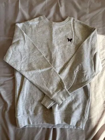 그레이 맨투맨 나비 자수 GLITTER LIKE A TOY