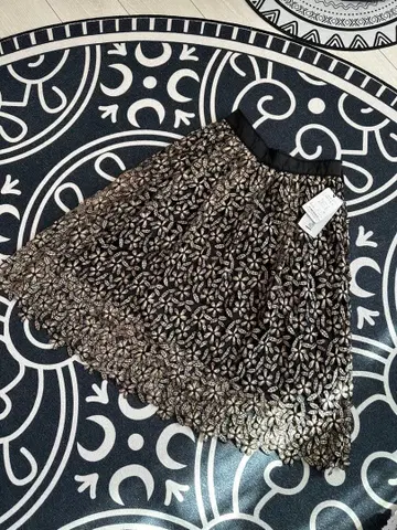 새상품 sov 플레어 스커트 블랙과 금 자수 36