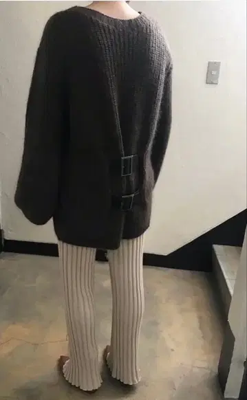 버클 디자인 브라운 니트 스웨터