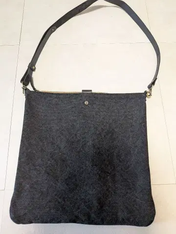 트래블러스팩토리 TF 캔버스 숄더백 [ M ] 블랙