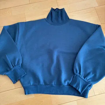 LAGUA GEM 하이넥 프릴 맨투맨