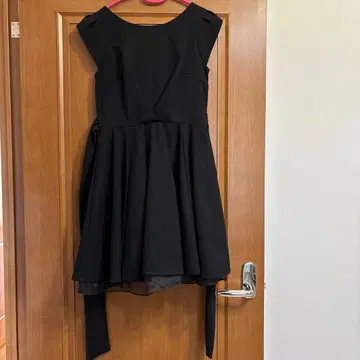 JILL STUART 블랙 슬리브리스 플레어 드레스 허리 리본 포함