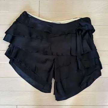 CHRIS BENZ 프릴 Silk 블랙 숏팬츠