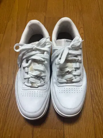 Reebok 화이트 스니커즈 로우컷