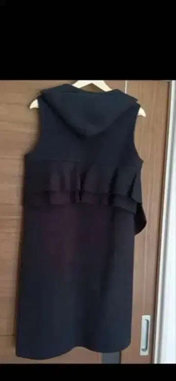 후드 부착 본딩 블랙 베스트 프릴 디자인