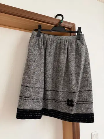 엠즈 그레이시 트위드와 스팽글의 화려한 스커트