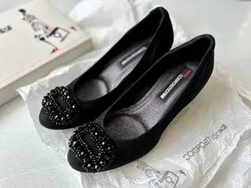 비쥬 장식 블랙 플랫슈즈