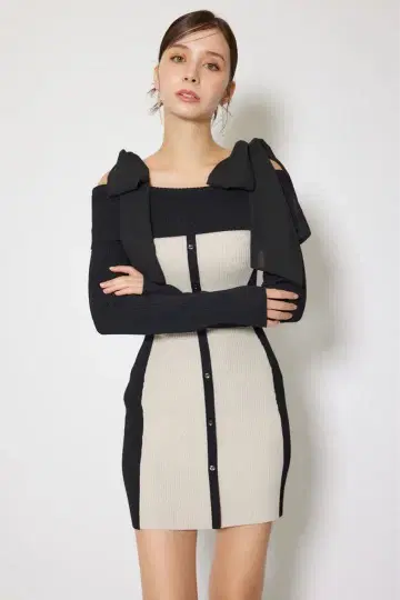 바이컬러 오프숄더 리본 니트 미니 원피스