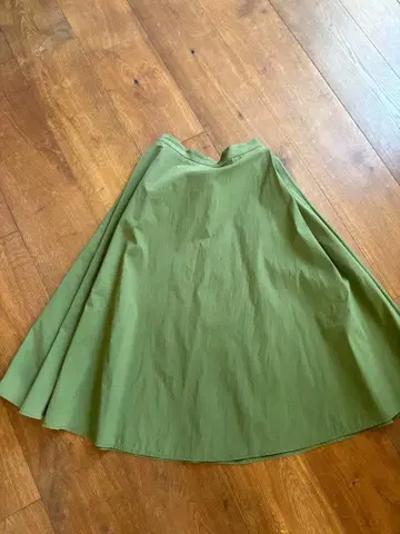 새상품급 BARNEYS NEW YORK 플레어 스커트 올리브 그린