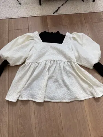 화이트 퍼프 슬리브 상의