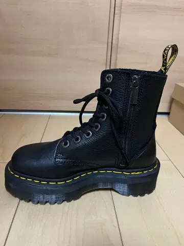 닥터 마틴 블랙 부츠 UK4