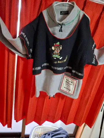 SILK STORY 캐릭터 자수 플리스 풀오버